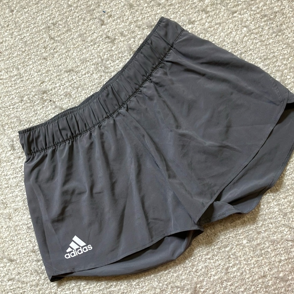 🥇 NWOT ADIDAS WOMENS SIZE MEDIUM GRAY RUNNING SHORTS